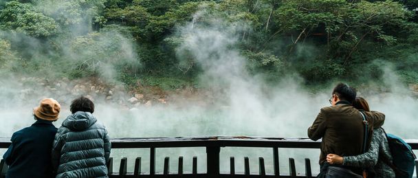 Viagem turística em O famoso Vale Térmico de Beitou em Beitou Park, vapor fervente da fonte termal flutuando pelas árvores em Taipei City, Taiwan
. - Foto, Imagem