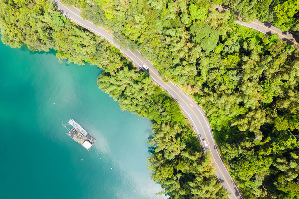 letecký pohled na silnici v lese s lodí u jezera Sun Moon, Nantou, Tchaj-wan - Fotografie, Obrázek