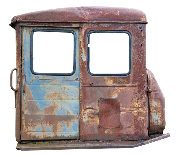 Puerta metálica oxidada arrugada del tractor retro vintage diesel. Aislado sobre blanco
 - Foto, imagen