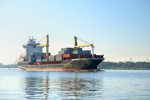 Containerschiff verlässt Hafen von Riga - Foto, Bild