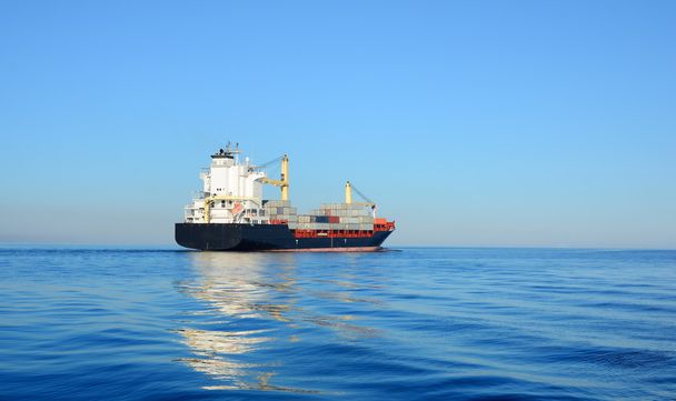Navire porte-conteneurs naviguant en eau calme
 - Photo, image