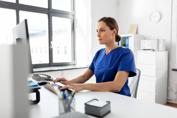 doctor or nurse with computer working at hospital - Foto, afbeelding