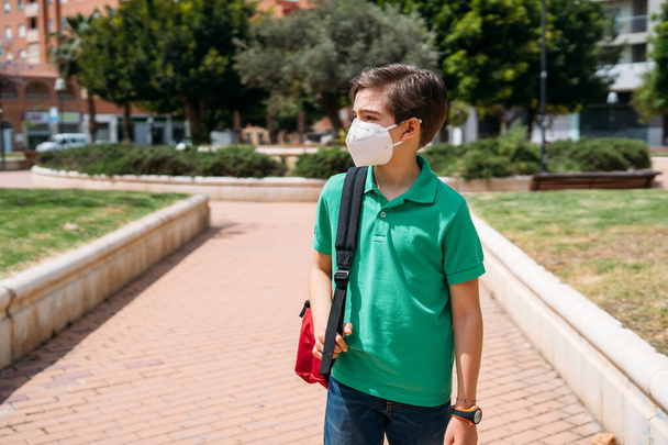 School boy with mask to protect himself during the coronavirus pandemic - Photo, Image