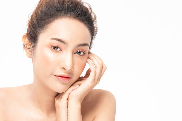 Piękno azjatyckie kobiety dotykając miękki podbródek portret twarz z naturalnej skóry i pielęgnacji skóry zdrowe włosy i skóra zbliżenie twarz piękno portret.Beauty Concept na białym tle. - Zdjęcie, obraz