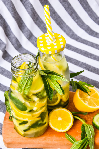 Свіжий прохолодний лимонний огірок м'ята напою для детоксикації води, літній освіжаючий напій, органічний веганський напій, селективний фокус
 - Фото, зображення