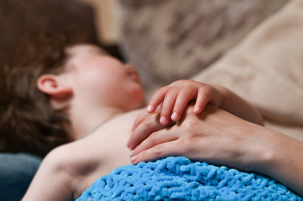 bambino tiene la mano della madre mentre dorme
. - Foto, immagini