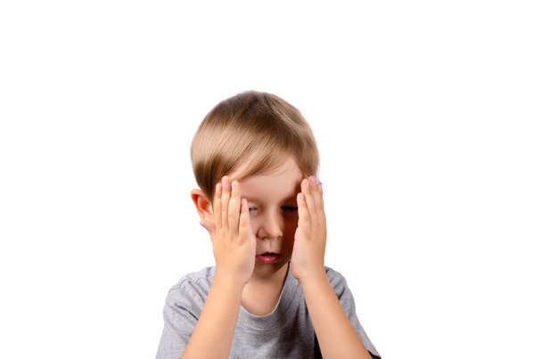 trauriger kleiner Junge bedeckt sein Gesicht mit seinen Händen - Foto, Bild