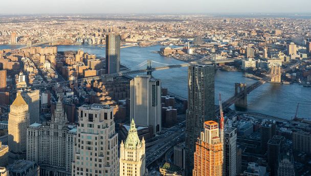 Panoramic High Angle view landscape of New York downtown and brooklyn cityscape of Brooklyn bridge Manhattan bridge and Williamsburg bridge in New York City, New York State NY , USA - Foto, imagen