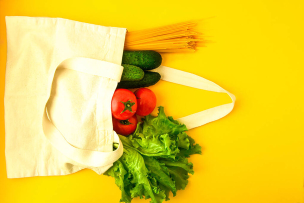 Újrafelhasználható zéró hulladék textil termék bevásárló táska élelmiszerekkel vegatables, másolás hely szöveg, Különböző zöldségek textilzsákban - Fotó, kép