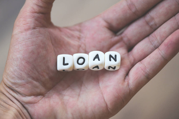 Empréstimo financeiro ou empréstimo para carro e casa contrato de empréstimo e conceito de aprovação / palavra de empréstimo em mãos
  - Foto, Imagem