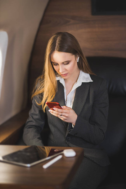 Attractive woman in private jet - Zdjęcie, obraz