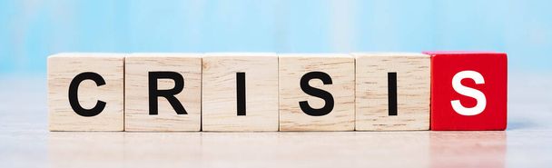 houten blokjes met CRISIS-tekst op tafelondergrond. Coronavirus pandemie, risico, daling Bedrijf, werkloosheid, economische recessie en Bankrupt concept - Foto, afbeelding
