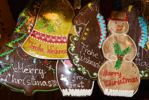 Много пряничного печенья за прилавком, во время Венского Рождественского рынка. Сердце, снежинка, единорог формы сладкий десерт на продажу, фестиваль зимний праздник. Концепция рождественского буфета
 - Фото, изображение