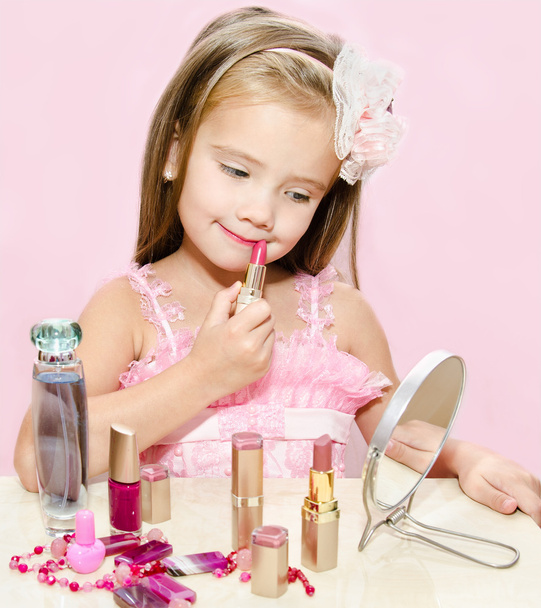 Çocuk kozmetikler ruj sevimli küçük kız - Fotoğraf, Görsel