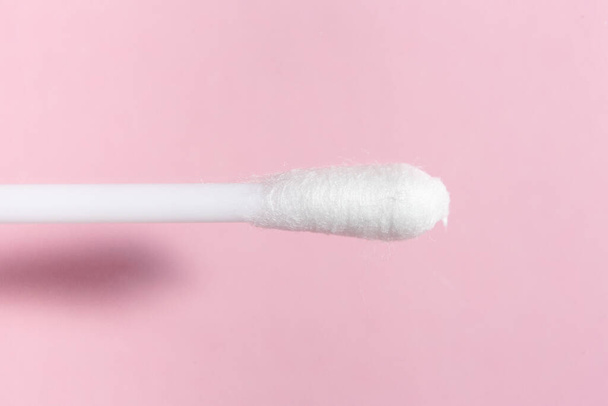 Гигиеническая палка для чистки ушей на розовом фоне
. - Фото, изображение