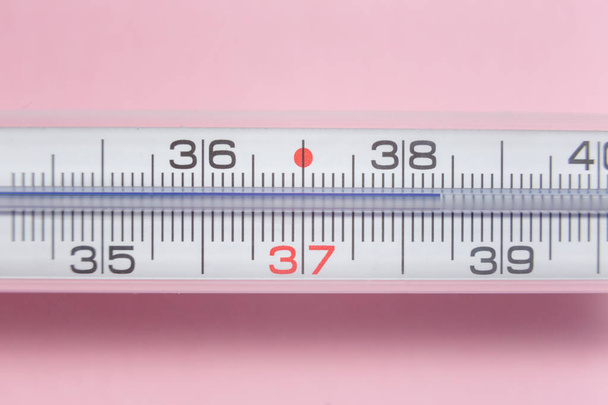 λεπτομέρεια θερμόμετρου στους 38 βαθμούς Κελσίου σε ροζ φόντο - Φωτογραφία, εικόνα