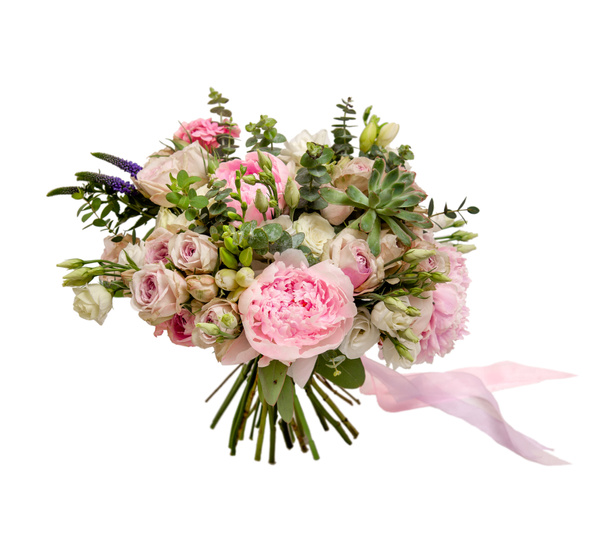 γαμήλιο μπουκέτο σε παστέλ χρώματα, αποτελούμενο από τριαντάφυλλα, παιώνιες, φύλλα ευκαλύπτου και διακοσμημένο με ροζ κορδέλα, σε λευκό φόντο - Φωτογραφία, εικόνα