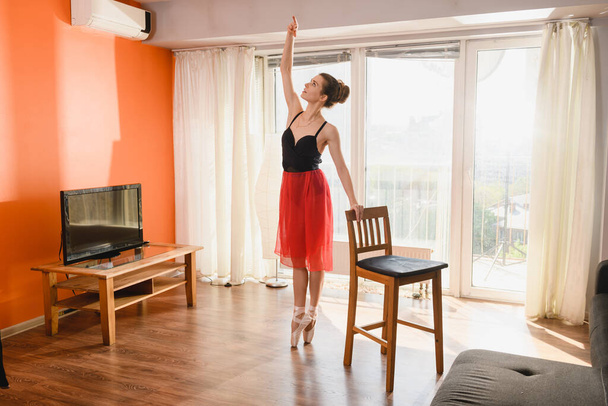 Ballet chica estiramiento en casa con silla
 - Foto, Imagen