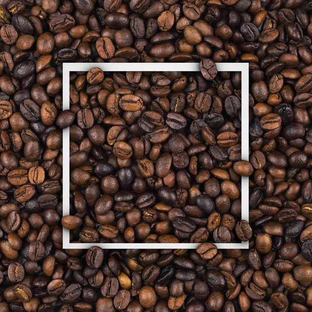 Zbliżenie pustej białej ramki brzegowej na stercie palonych ziaren kawy do stosowania jako baner kawowy, znak kawiarni lub kawiarni. - Zdjęcie, obraz