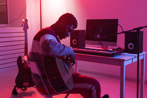 Tworzenie muzyki i koncept studio nagraniowe - African American Man gitarzysta nagrywania gitara elektryczna utwór w domu studio - Zdjęcie, obraz