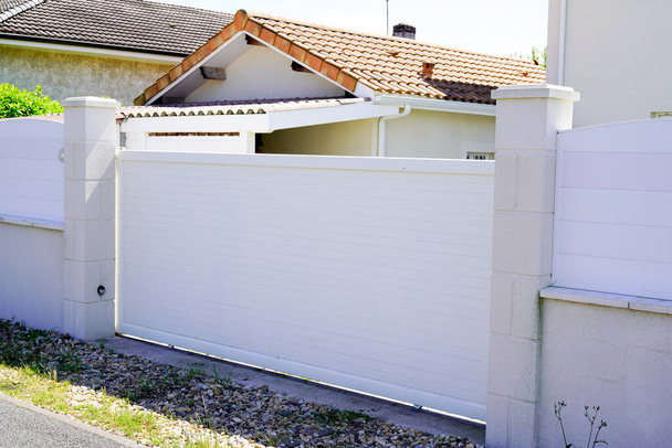 puerta de casa de acero blanco portal de casa suburbios
 - Foto, Imagen