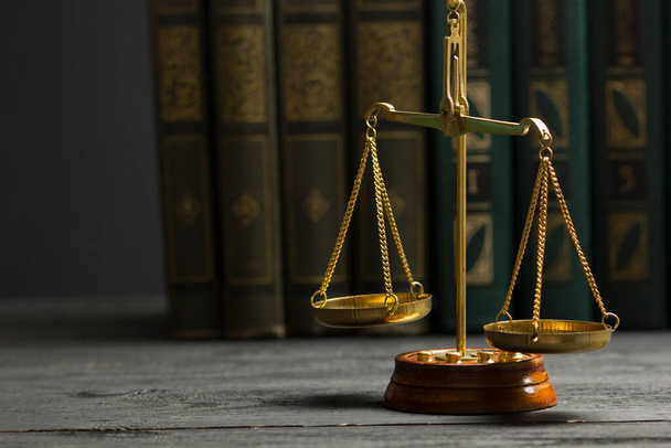 Concepto de ley: libro de leyes abierto con un mazo de jueces de madera sobre la mesa en una sala de tribunal o en una oficina de aplicación de la ley aislada en un fondo blanco. Copiar espacio para texto - Foto, Imagen