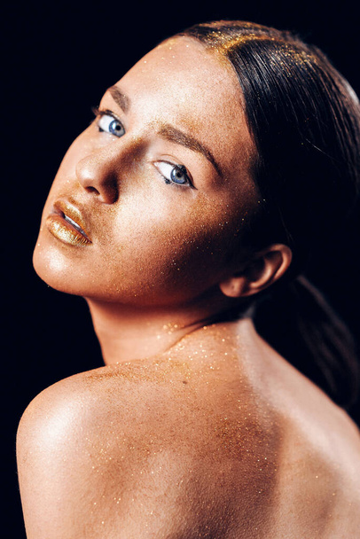 Beauty fashion art model girl with Golden skin. Close up portrai - Zdjęcie, obraz