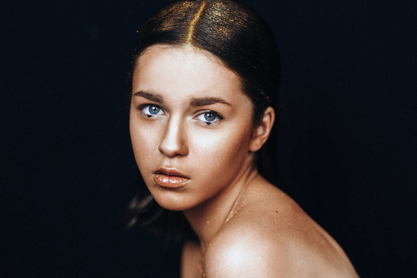 Schoonheidsmode model meisje met gouden huid. Close up portretten - Foto, afbeelding