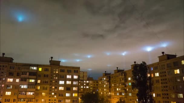 4K Time-lapse, rengeteg reflektorfény a háttérben futó felhők és esti város külvárosában - Felvétel, videó
