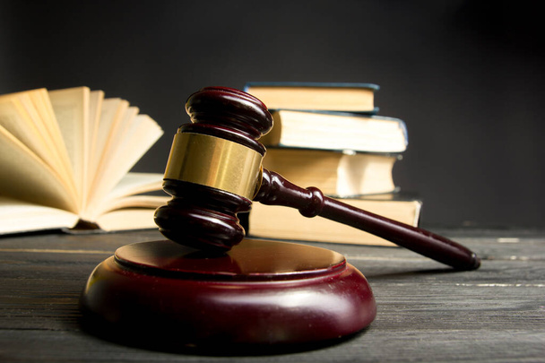 Concepto de ley: libro de leyes abierto con un mazo de jueces de madera sobre la mesa en una sala de tribunal o en una oficina de aplicación de la ley aislada en un fondo blanco. Copiar espacio para texto - Foto, imagen