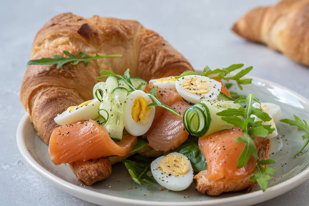 croissant with salted salmon and cucumber - Foto, imagen