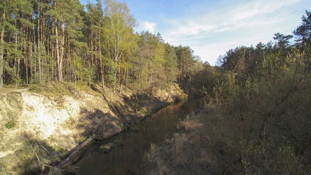 Grabia-joki virtaa Keski-Puolassa
. - Valokuva, kuva