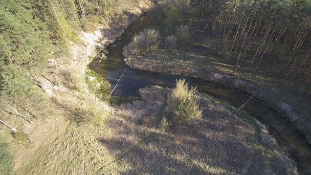 Rzeka Grabia płynąca w centralnej Polsce. - Zdjęcie, obraz