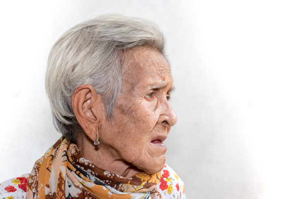 Της παλιάς γυναίκας υλοτόμηση μοναχική. (άνοια και νόσος Αλτσχάιμερ) - Φωτογραφία, εικόνα