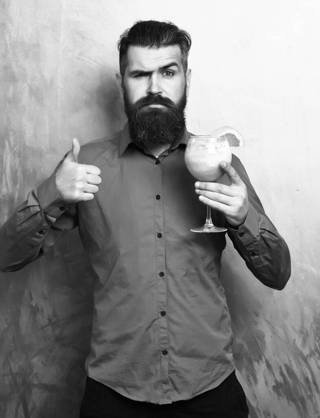 Brutal caucasian hipster holding tropical alcoholic fresh cocktail - Valokuva, kuva