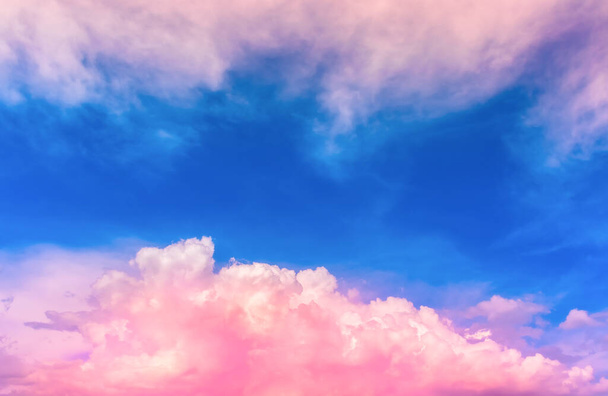rózsaszín és lila fény felhős a mély kék ég - Fotó, kép