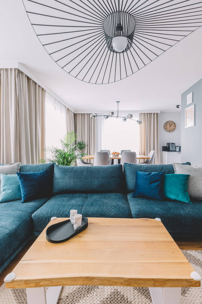 Freiraum-Wohnzimmer mit einer großen Couch in einer modernen Wohnung. Innenarchitektur - Foto, Bild