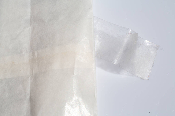 Gebruikte kleefband, Maskeertape met blanco ambachtelijke papieren zak op witte achtergrond, Close-up en macro shot, Selectieve focus, Vervoer, Verpakking concept - Foto, afbeelding