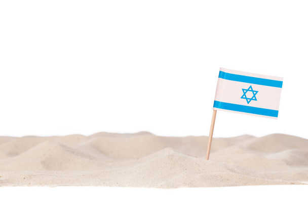 Izrael Fogpiszkáló papír Zászló a fehér tengerparton homok. Fehér alapon elszigetelve - Fotó, kép