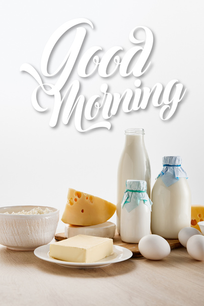 erilaisia tuoreita orgaanisia maitotuotteita ja munia puupöydällä eristetty valkoinen, hyvää huomenta kuva
 - Valokuva, kuva