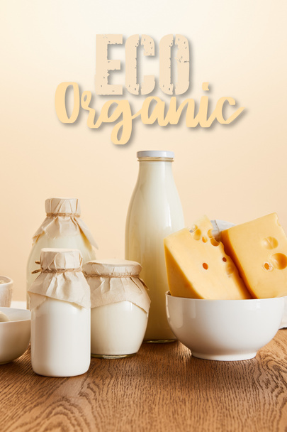 sabrosos productos lácteos orgánicos y huevos en mesa de madera rústica aislada en beige, eco ilustración orgánica
 - Foto, imagen