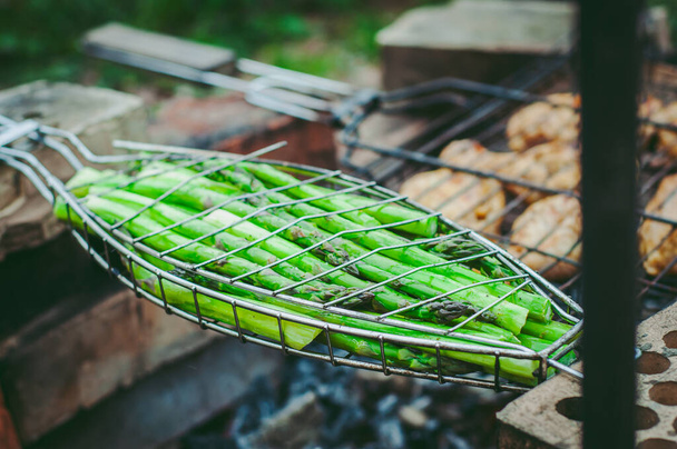 Keittäminen vihreä parsa ruudukko tulipalossa savussa
. - Valokuva, kuva