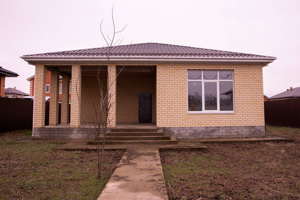 Single storey house. Isolated single storey house. Front View of one floor single family house. - Zdjęcie, obraz