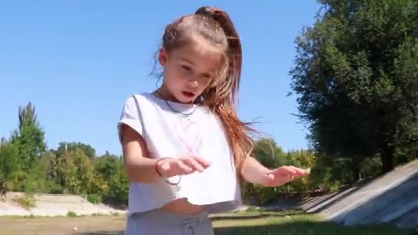 bambina in abbigliamento sportivo gioca per strada
 - Filmati, video