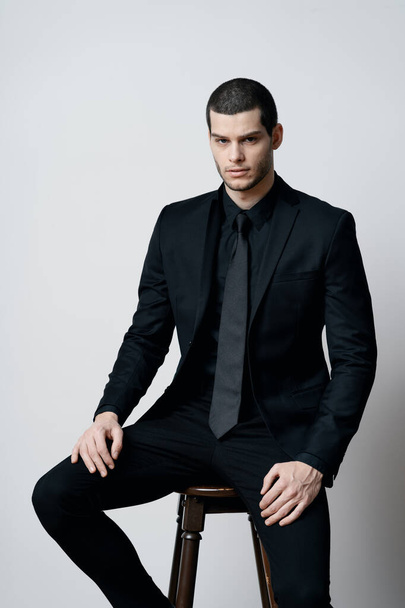 Joven hombre de negocios guapo en camisa negra y traje negro
 - Foto, Imagen