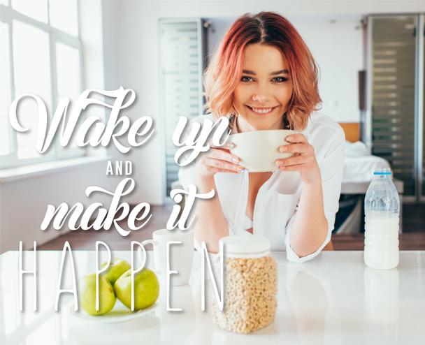 boldog lány eszik kukoricapelyhet tejjel reggelire karantén alatt ébredés, és hogy ez történik betűkkel  - Fotó, kép