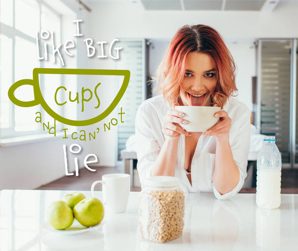 смешная девушка лизать кукурузные хлопья с молоком на завтрак во время карантина с Я люблю большие чашки и я не могу лежать буквы
  - Фото, изображение