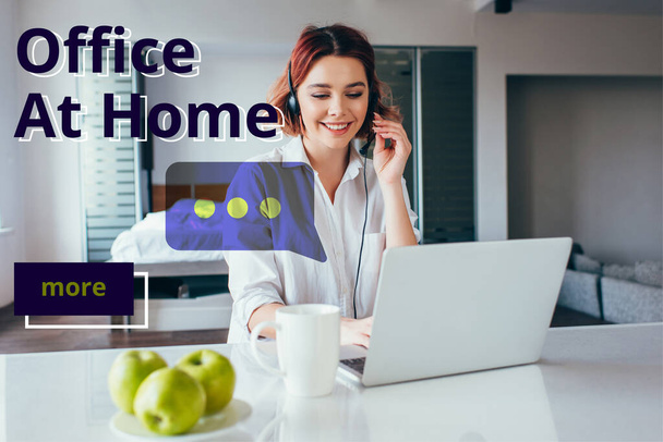 mooie glimlachende freelancer met appels en kop koffie werken met headset en laptop thuis in quarantaine met kantoor thuis belettering  - Foto, afbeelding