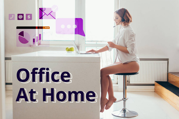 aantrekkelijke vrouwelijke freelancer met appels en koffiebeker werken met headset en laptop thuis in quarantaine met kantoor thuis belettering  - Foto, afbeelding
