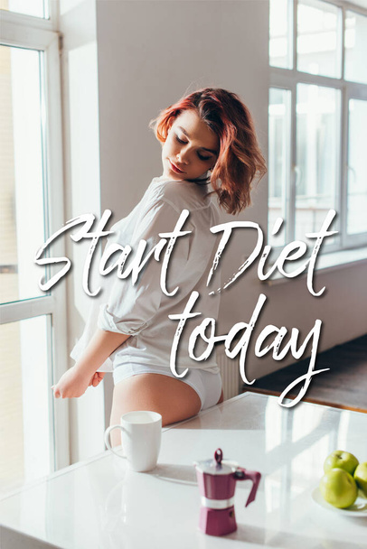 atraktivní dívka v kuchyni s jablky, konvice na kávu a šálek v karanténě s Start dieta dnes nápisy - Fotografie, Obrázek